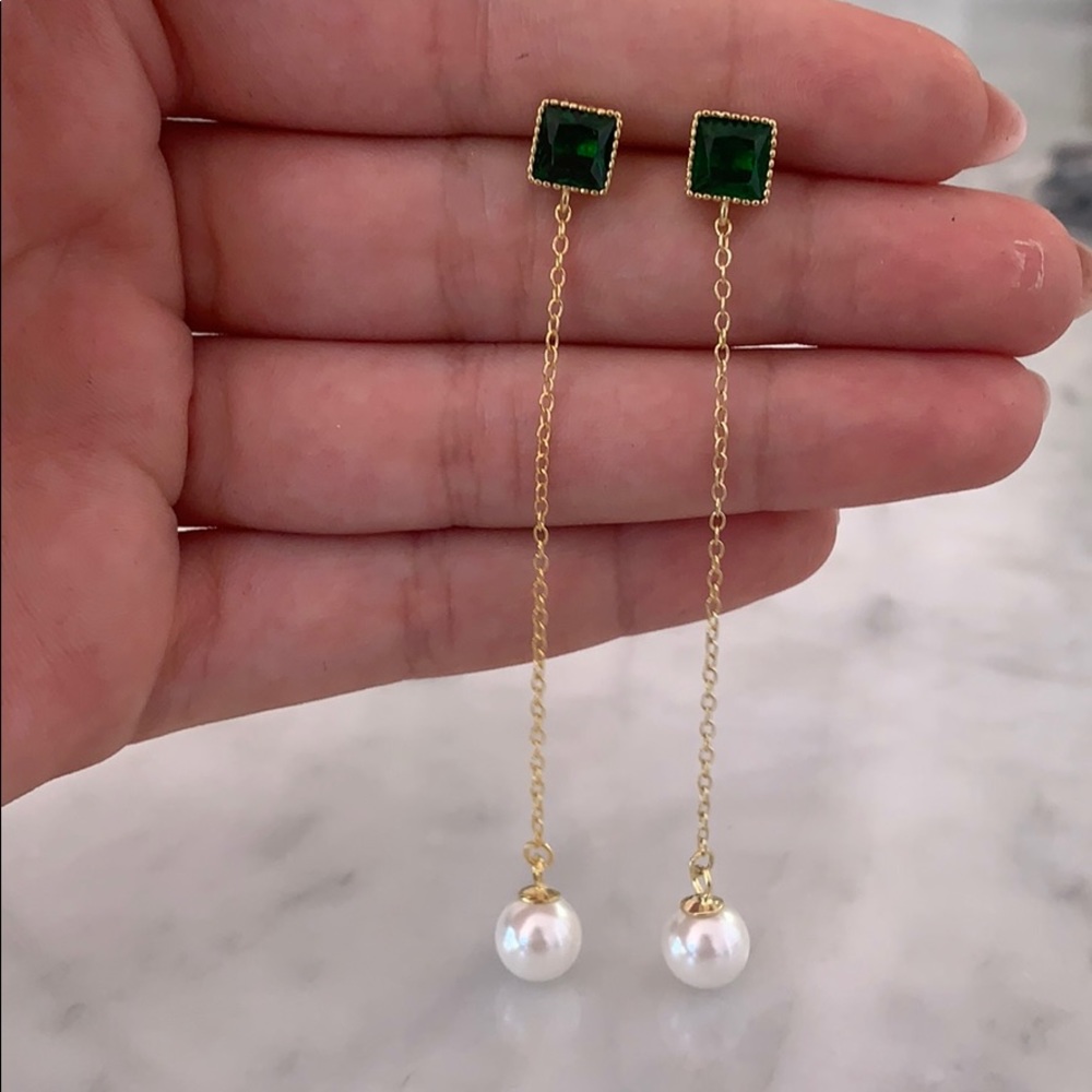 Emerald dangle earrings with pearls